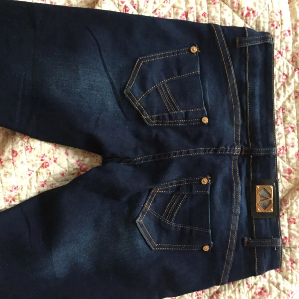 Säljer en super snygg skinny jeans köpte i Egypten inte så länge sen passar jättebra. Färgen är mörk blå!. Jeans & Byxor.