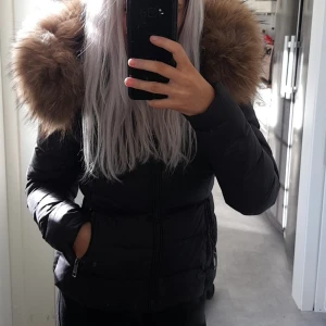  - Hej.  Har en Rock and blue jacka i modellen "shiver" strl 32/34 som jag har tröttnat på och vill byta till modellen Zora eller någon annan i storlek 32. Kan även tänkas sälja denna om jag hittar en annan. Skriv gärna för fler frågor :) 