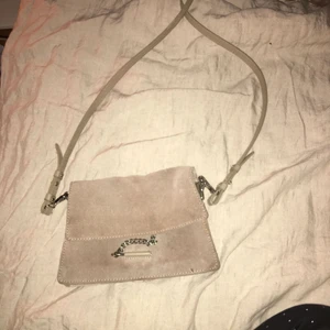  - Säljer min fina beige/ljus bruna väska , påminner en aning om chloe. 
