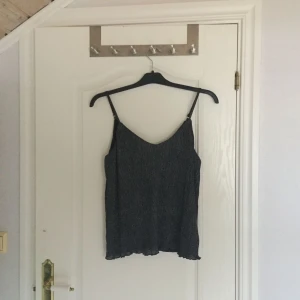  - Oanvänt svart glittrigt linne inköpt för 200kr.