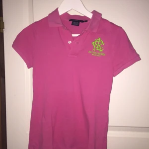  - Ralph Lauren piké knappt använd säljes. 50kr frakt. Bra skick och köpt för ca 400kr i USA