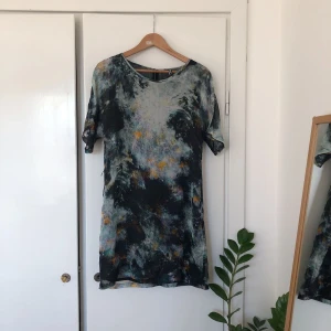  - Jättefin klänning ifrån Minimarket.  100% silke. Sparsamt använd och i superfint skick! 