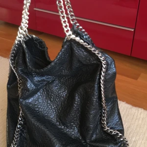  - Svart väska ifrån scorett med silverdetaljer. Hyfsad använd med i bra skick men lite sliten. Super snygg och rymlig. Frakt tillkommer om det behövs skickas. 