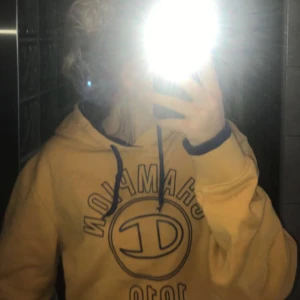  - Vääääärldens skönaste oversize-hoodie checkar nu ut från garderoben 😭 <\3  Storlek L men passar mig som är xs snyggt som oversize. Använd fåtal gånger!  Köpare står för frakt <3 <3 <3  Äkta champion !! (färgen uppfattas bäst på bild 3) <3 