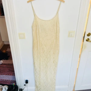  - Helt fantastisk (brud?)klänning i krämig vit som har små pärlor över hela sig. Själv har jag aldrig använt den då jag inte direkt gått i bröllopsplaner men den har däremot varit väggprydnad för den är så vacker att titta på! Lite trådig på vissa ställen och för stor och lång för mig som bär x-small/small, men inga problem för den sykunnige. Köpt på beyond retro.