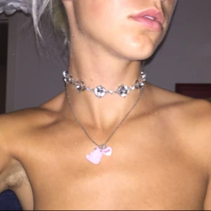  - Kristal choker med en lyxig känsla av bra kvalitet.  Köpt på ASOS för 2 år sedan rätt dyr. Står för den eventuella frakten 💫