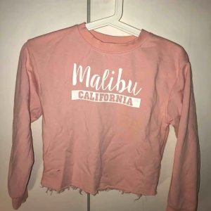  - En superfin sweatshirt i barnstorlek. färgen är någon ljusrosa, aprikos.. text på framsidan med Malibu california. Och lite ripped nertill.  Vet att jag använde den i åttan men den är som sagt barnstorlek och beror mycket på längden osv.