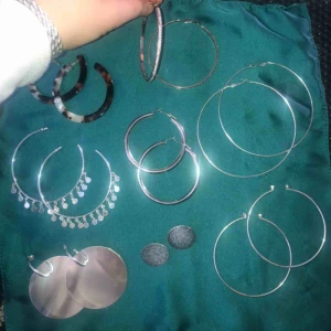  - ALLA örhängena för 60kr + frakt!! Annars 15kr/st + frakt!!   Bra skick och alla är tvättade med bakteriedödande sprit!