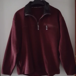  - Vinröd Everest fleecetröja. Står inte storlek men skulle säga ca som M. Fraktkostnad blir 72kr.