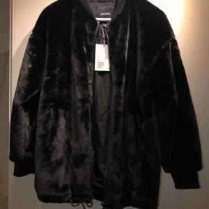  - Lång svart päls bombar jacka ifrån monki. NY med lappen kvar. Möjlig att dra åt längst ner.  Möts i Göteborg 