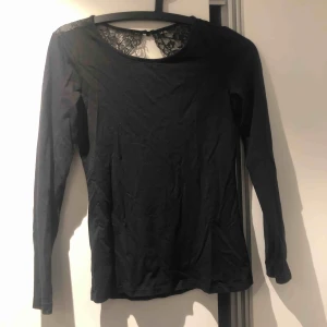  - Långärmad tröja i t-shirt material med snygg öppenrygg och spets. Använd 2 ggr