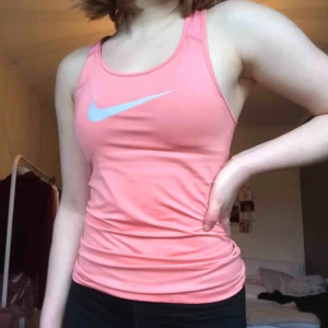  - Tränings topp från stadium som jag köpte för 179kr. Sällan använd. Skön träna i för de blir inte varmt med den och den sitter lätt tajt på kroppen. 