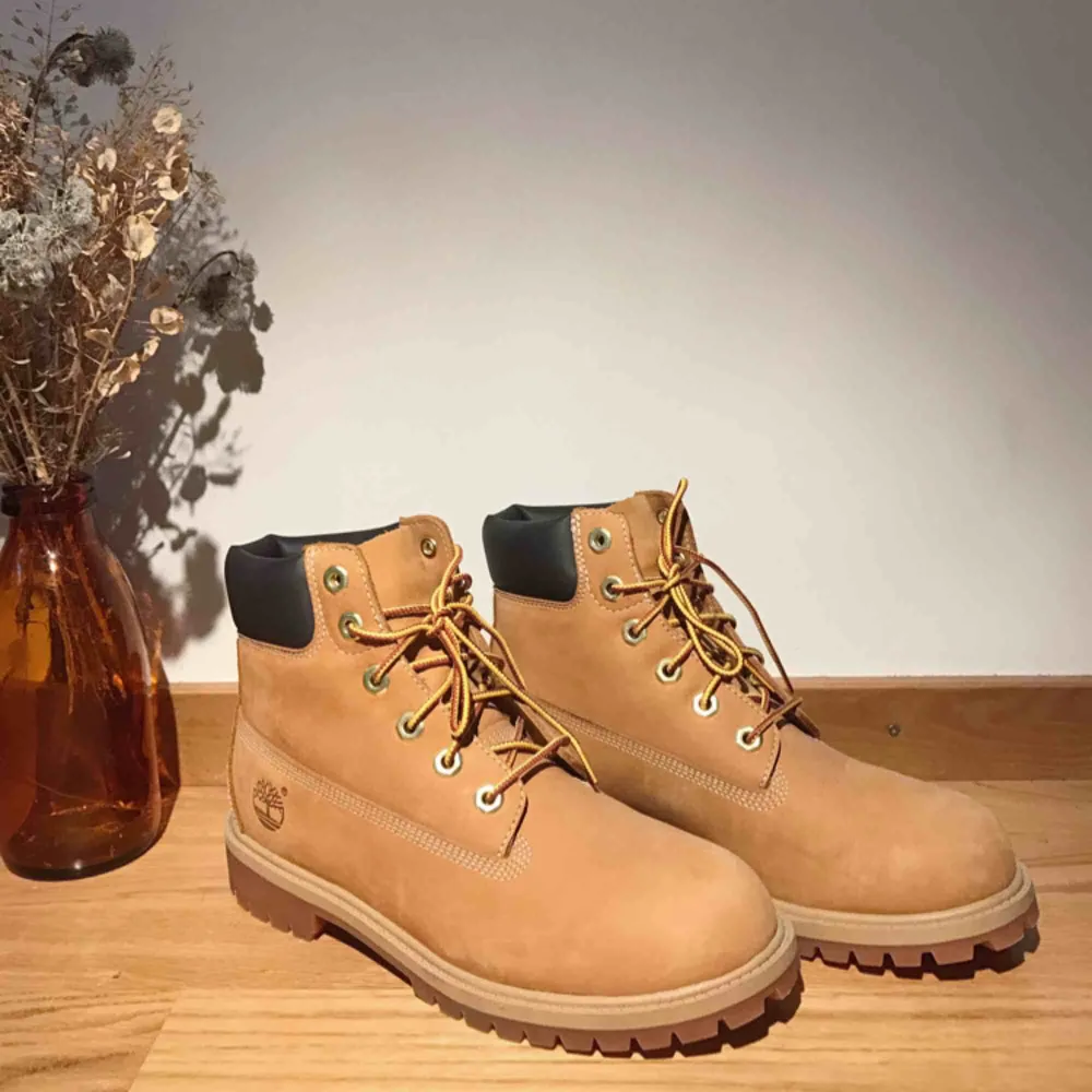 Säljer ett par bruna Timberlands i storlek 38. Använda vid endast ett tillfälle.. Skor.