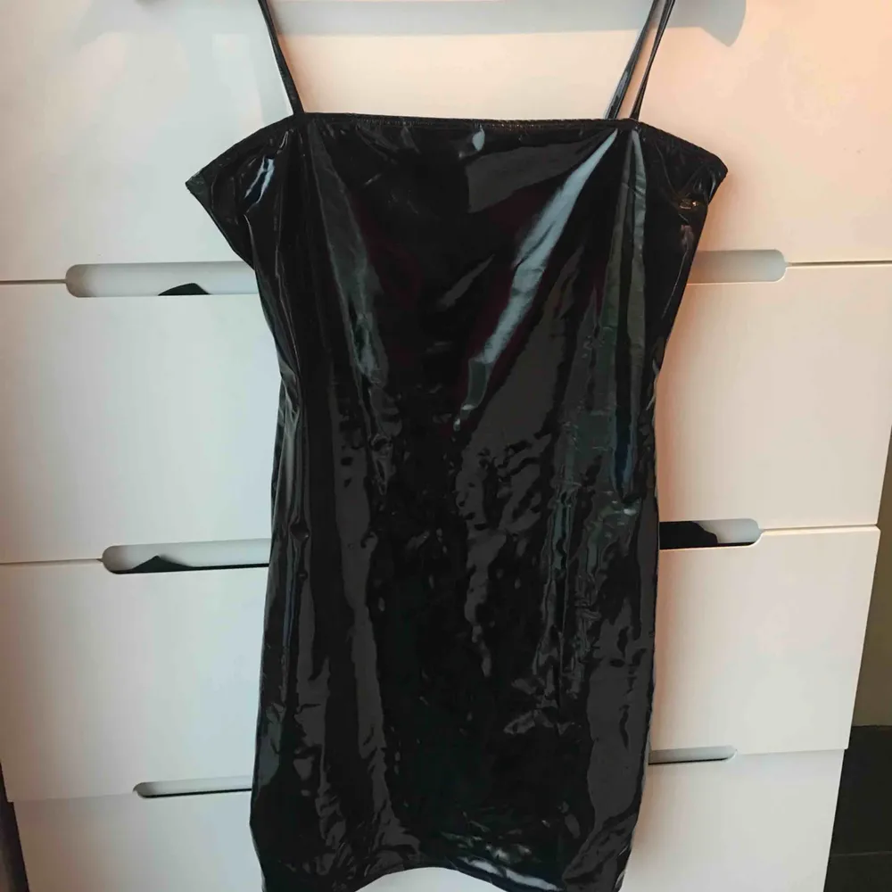 Svart ”lackad” klänning från NLY one i 35 . Aldrig använd bara haft den på mig för att prova/fota. 250 kr inklusive frakt . Klänningar.