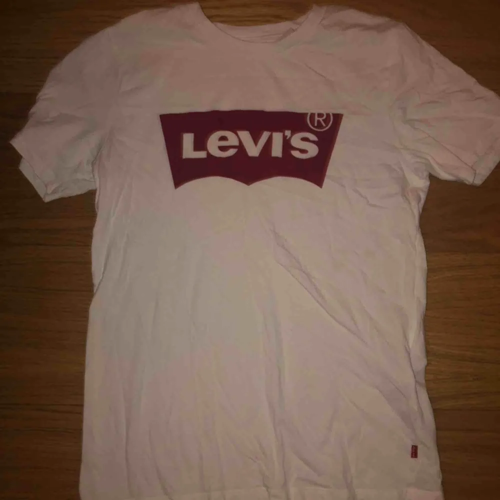 Klassisk original Levi’s t-shirt😊 jättefin, använd några få gånger, säljs pga ingen användning🥰. T-shirts.