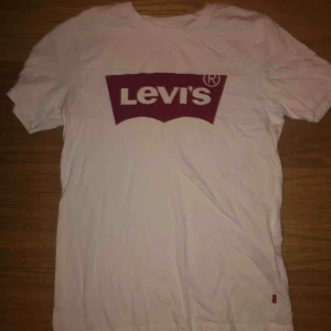  - Klassisk original Levi’s t-shirt😊 jättefin, använd några få gånger, säljs pga ingen användning🥰
