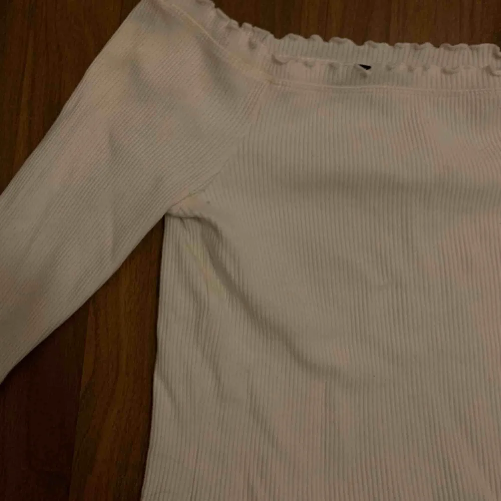 Supergullig vit långärmad tröja från Gina! Croppad och off shoulders i storlek M men passar även mindre. Toppar.