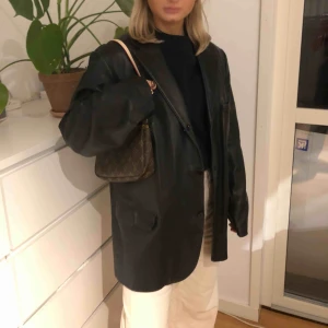  - säljer denna skitsnygga oversized skinnkavajen. Helt ny och oanvänd!💓💓💓