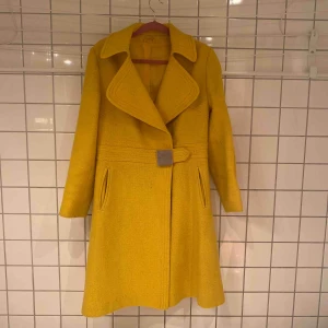  - Kappa. Klargul. Troligen fr 60-talet. Metallspänne 