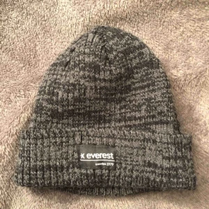 Everest mössa - Everest, använd ca 2 ggr. Väldigt stretchig. One size för barn, passar även vissa vuxna (ex mitt). Skickar gärna mått om det behövs eller fler bilder! Köparen står för frakt