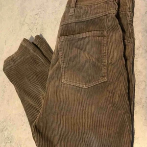  - Mossgröna manchesterbyxor från Monki. Hög midja, strl S Fint skicka, använda fåtalet ggr.