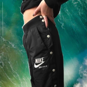  - Nike poppy pants. Varma, perfekta på höst/vinter. Använda 1 gång. Säljes pga avsaknad av röv så dom sitter inte bra på mig :'( kan skicka fler bilder om ni vill! 