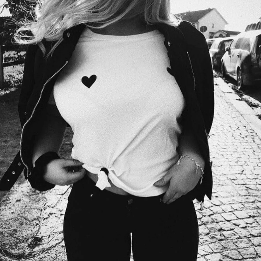Vit t-shirt med hjärtan på brösten från Gina tricot, 40kr inkl frakt.. T-shirts.