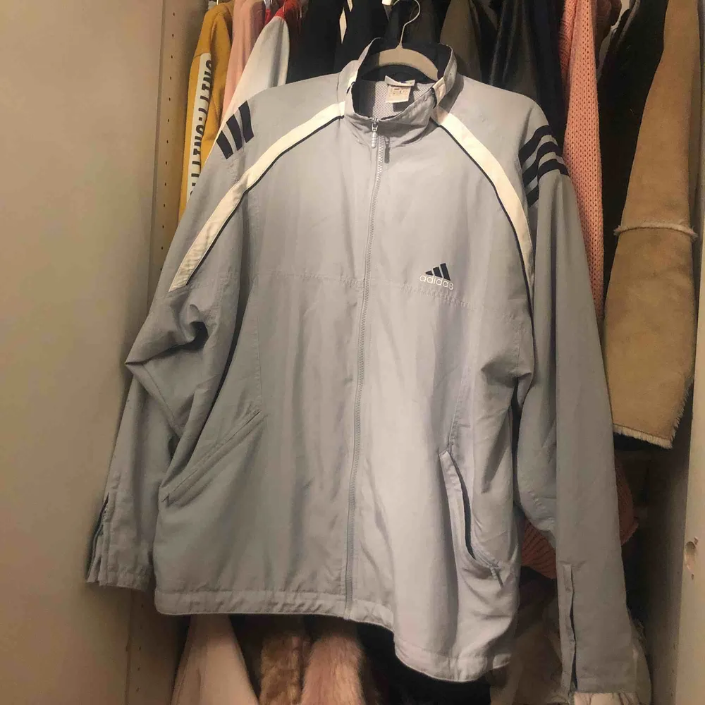 Oldschool jacka från Adidas. Sitter snyggast om man är en storlek mindre än L, då blir den oversized 🤤. Jackor.