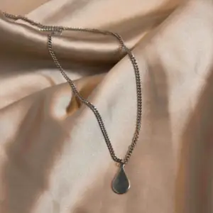 Ett halsband i silver med en hängande droppe. 20% av kostnaderna för halsbandet skänker vi till barndiabetesfonden💙 finns i 40cm och 50cm