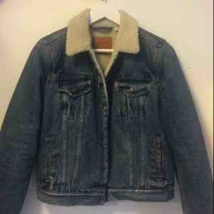  - En super snygg fodrad Levis jeans jacka nypris:1250kr! 