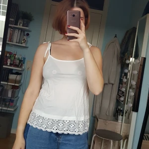  - Vitt bomullslinne med spetskant och knutna axelband