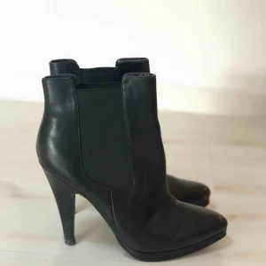  - Läder boots. Nästan som nya. Äkta läder. 