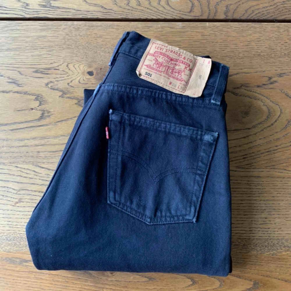 Svarta vintage Levis 501 jeans. Supersnygga o perfekt ”slitna”. Köpta här på plick men i fel storlek, därför säljer jag. Frakt på 65kr tillkommer. . Jeans & Byxor.