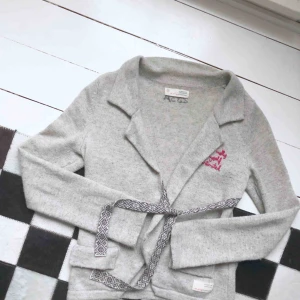  - Superduperfin kofta från Odd Molly med fint knyte och brodyr! Mycket sparsamt använd! Storlek 0, motsvarade XS/S! Mötas upp i Lund alternativt frakt då köparen står för fraktkostnaden! Pris kan diskuteras!🤩