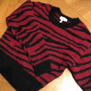  - Fin stickad tröja i Mohair och ylle! Så skön och sticks inte🌸 otroligt varm till vintern