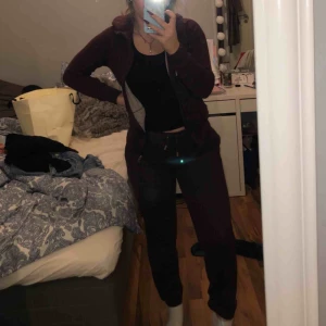  - Matchande sätt me mjukisbyxor och en huvtröjor. Sälja tillsammans för 300kr och var för sig 200kr. Snygg passform på båda och skönt och varmt material. 