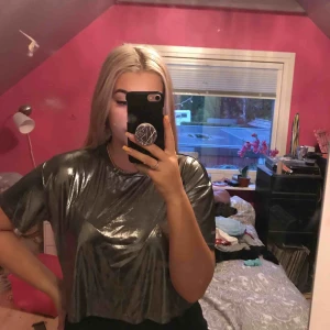  - Tröjan är en kortare modell som slutar ungefär vid macken på mig, jag är 165 cm, inte jätte använd, inte sliten någonstans 