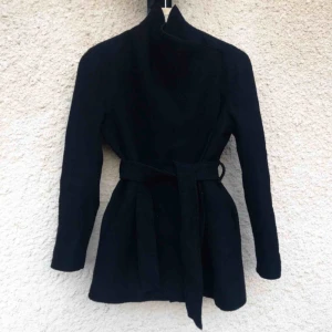  - Svart vinterjacka från Filippa K i modellen Ines 🖤 Använd men i felfritt och fint skick! Äääälskar denna jacka, men den behöver ett nytt hem.   Möts gärna upp i Göteborg, annars betalar köparen frakt. 