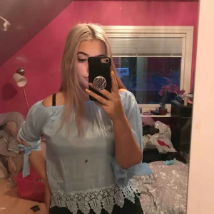  - Vet inte vart tröjan är ifrån därför vet jag heller inte vad den kostade innan, köparen står för frakten