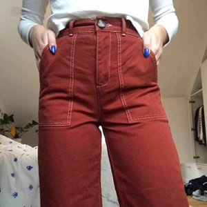  - Supersnygga röda jeans med vita sömmar från Urban Outfitters, som tyvärr inte kommer till användning av mig.  Kan mötas upp eller frakta, frakt tillkommer!🧡