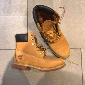  - Helt nya timberland skor använda 1 gång så ser ut som nya. Köptes förra året för 1500 på sportamore. Pris kan diskuteras 