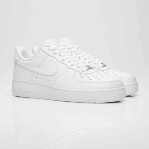  - Ett par sprillans nya Nike Air Force! Endast testade därav priset, som är exklusive frakt. Kan tänka mig att sänka priset, buda!  Beställda från Zalando för 1095 kronor och säljer pga av fel storlek, och kan tänka mig att mötas upp eller frakta💞