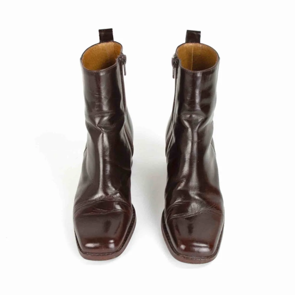 Vintage 90s 00s Y2K leather block heel square toe ankle boots in purple brown Free shipping! Read the full description at our website majorunit.com No returns . Skor.