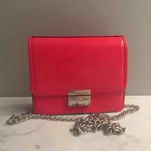 Fin röd lackad väska i bra skick! 16,5 x 13,5 cm med silverdetaljer. Kedjan är ca 140cm lång alltså crossbody väska! ☺️