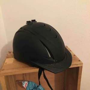  - Hjälm från Classic Riding Wear med justerbar storlek, aldrig avramlad med. Sitter ett goprofäste på kameran men det går säkert att ta bort.