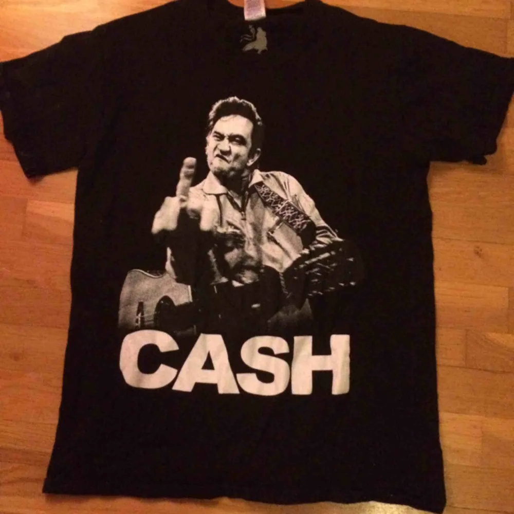 Johnny Cash tshirt i stl M. Använd men fortf i bra skick. Frakt: 42 kr i postens påse. T-shirts.
