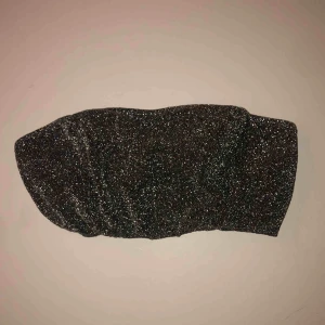  - topp från na-kd. snyggt o ha under meshtoppar som jag har på andra bilden! frakt ingår. använd 1 gång! passar xs/s!! 