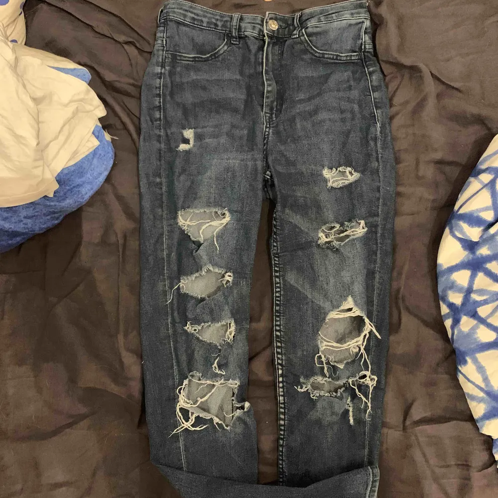 Rippade tajta jeans. Använd ett fåtal gånger. Från H&M. Tajta. 50% PÅ ALLT TILLS SÖNDAG.. Jeans & Byxor.