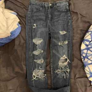  - Rippade tajta jeans. Använd ett fåtal gånger. Från H&M. Tajta. 50% PÅ ALLT TILLS SÖNDAG.