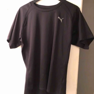  - Svart träningströja från Puma i storlek M, bra skick. Ett tyg som andas, köparen står för frakten. 